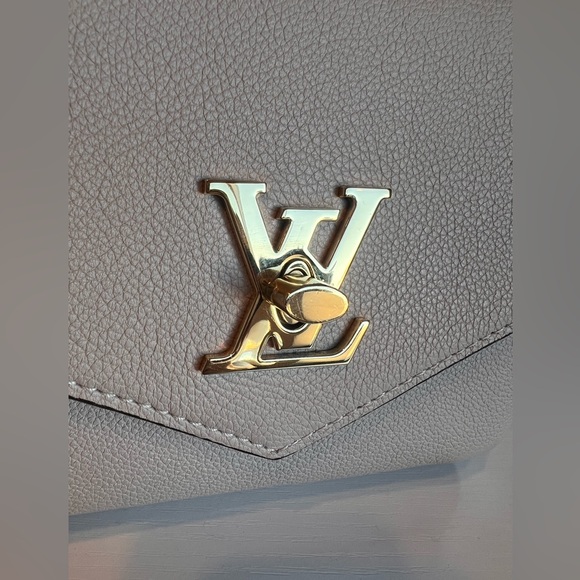 LOUIS VUITTON MYLOCKME SATCHEL chain bag in greige - Picture 8 of 16